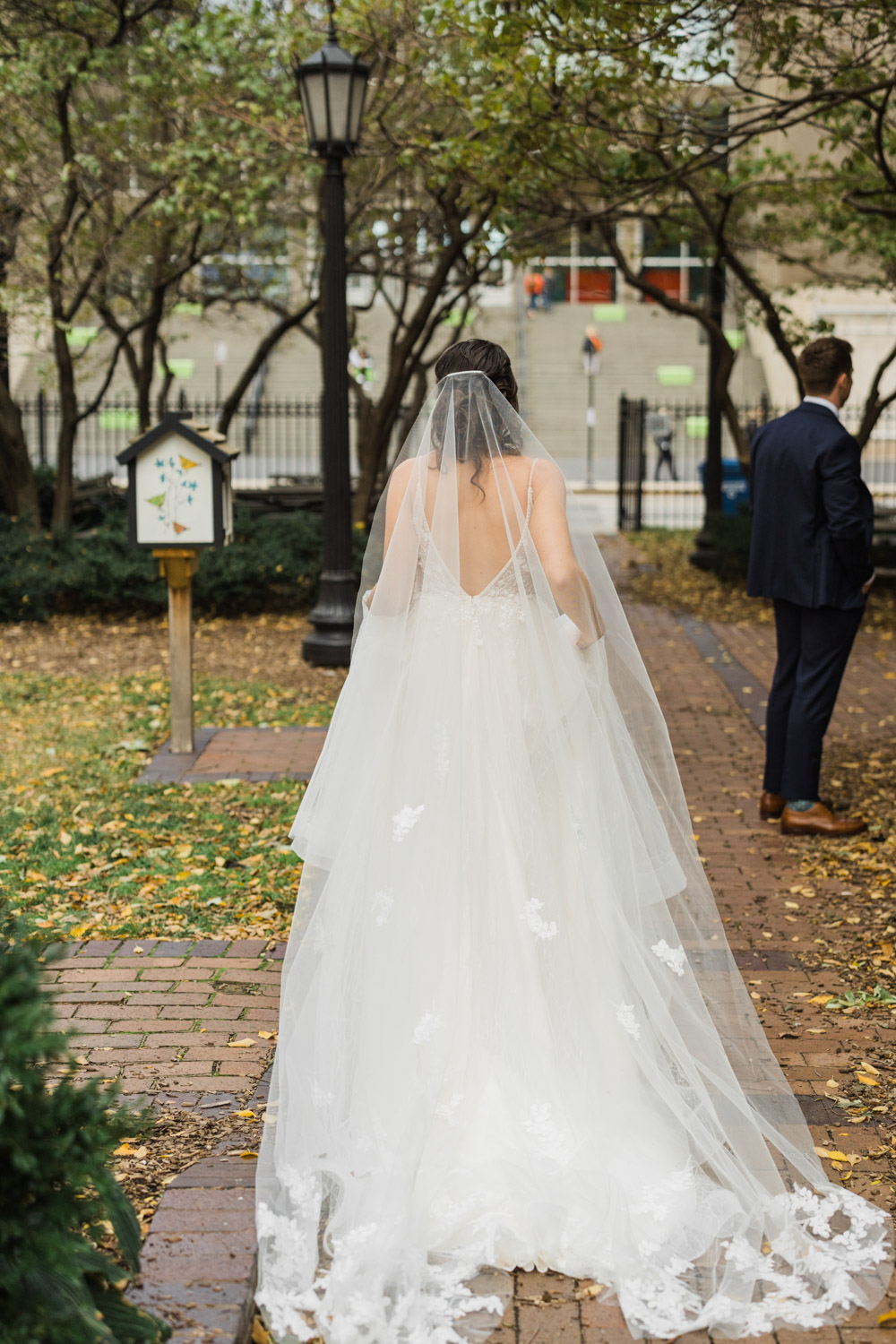 A first look moment in Seneca Park in downtown Chicago