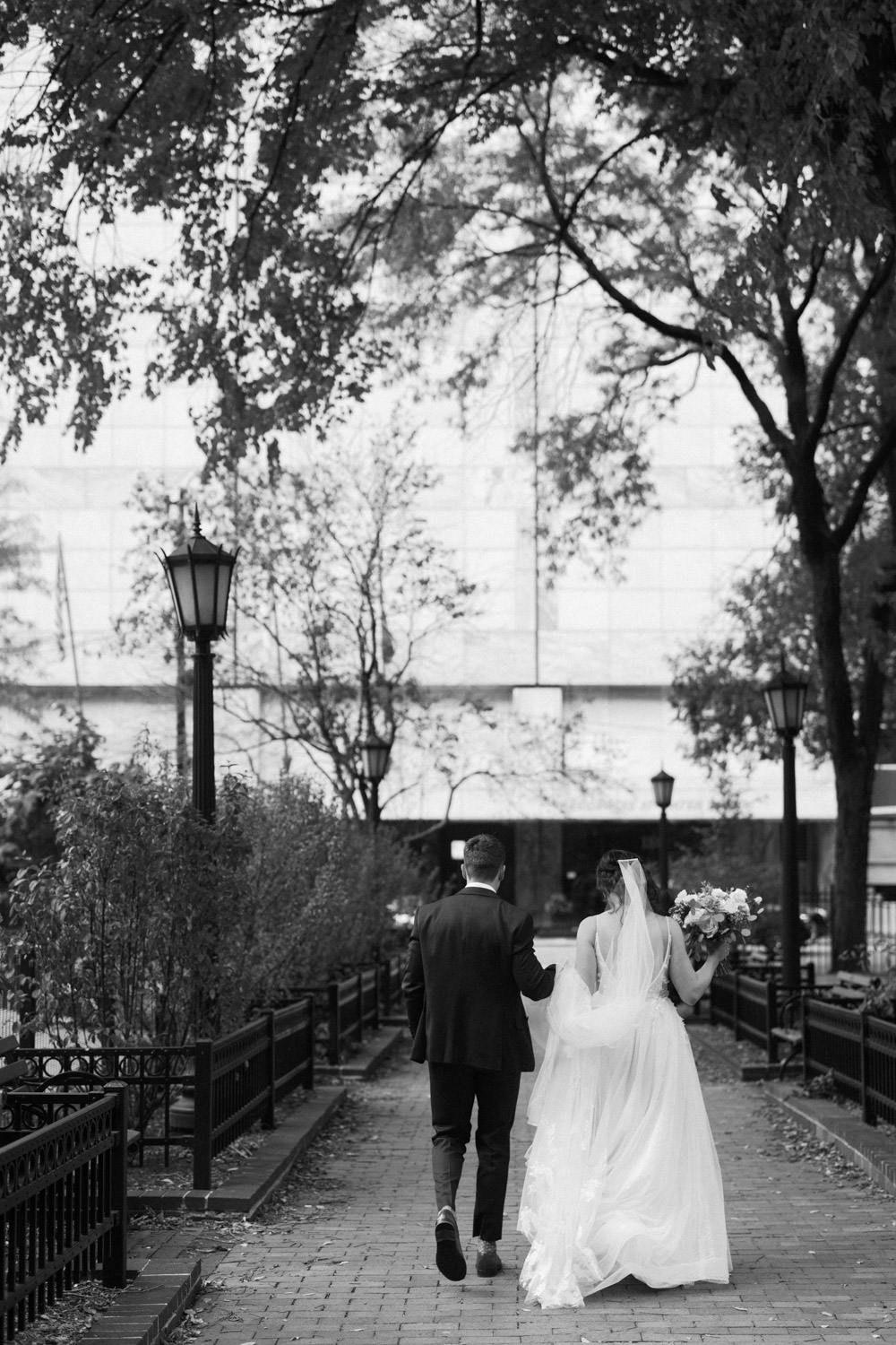 A first look moment in Seneca Park in downtown Chicago