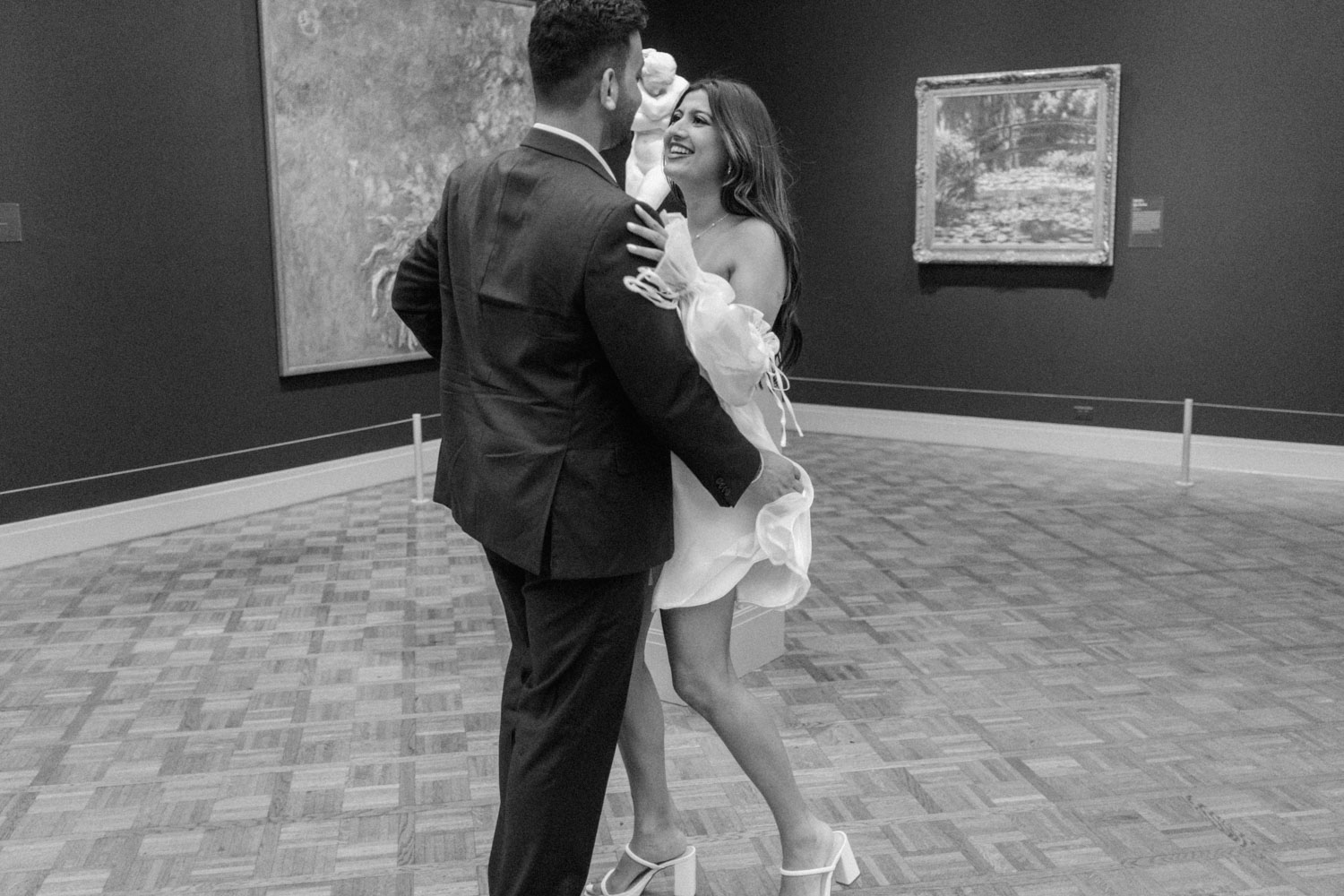 A black and white engagement photo at the Art Institute.