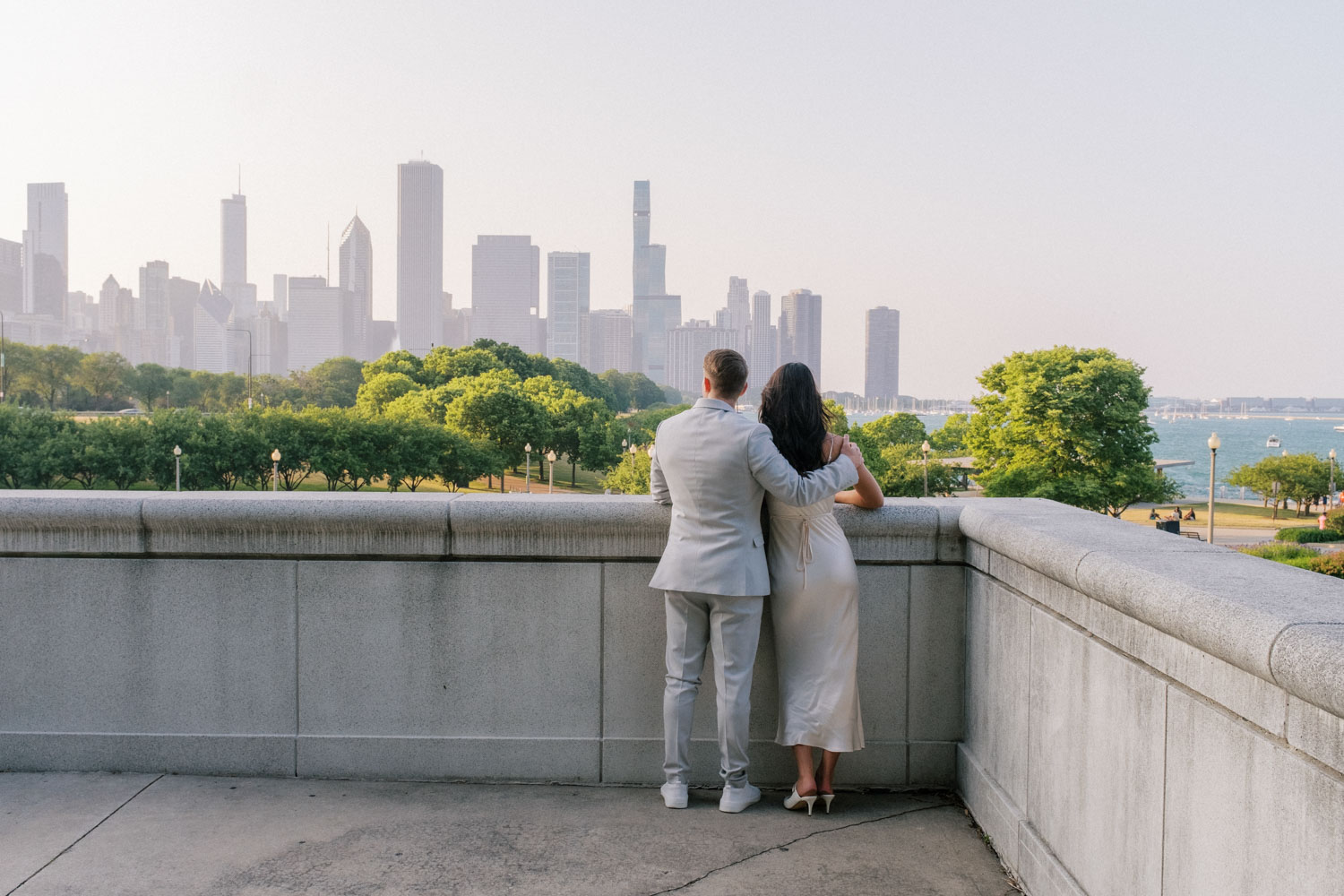 Couple enjoys views of the Chicago skyline near the Field Museum